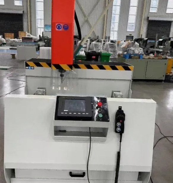 800 mm-ko 3 ardatzeko zurruntasun handiko CNC Mekanizazio Zentroa | Aluminiozko estrusio industrialetarako xedez eraikia
