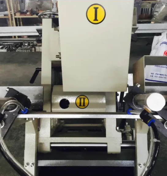 ertical Pneumatic PVC Ur Slot Fresatzeko Makina UPVC leiho profiletarako