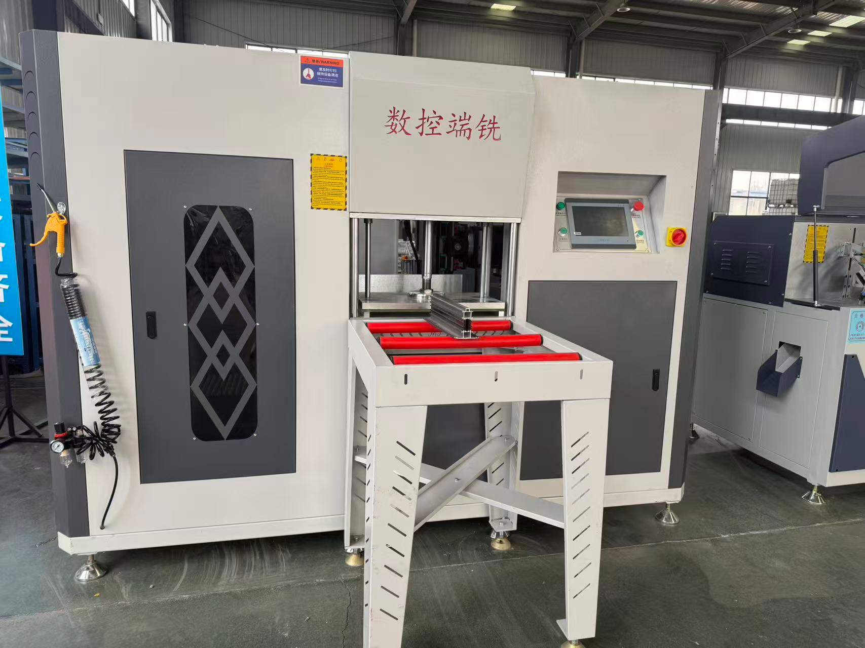 Doitasun handiko 3 + 2 ardatzeko CNC amaierako fresadorea, forma bereziko aluminiozko mullionsetarako